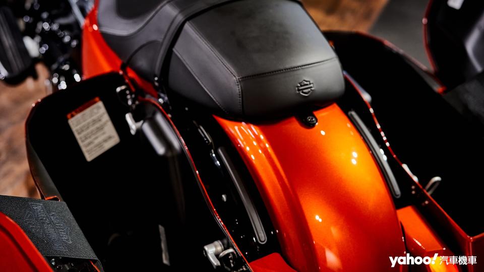 全新的側箱設計不僅保有Grand American Touring系列車款本身的實用性，Harley-Davidson透過造型的修飾保有視覺運動感的同時也確保車輛本身的操控性。