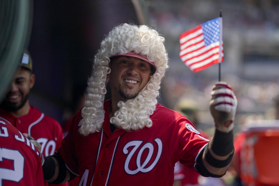 自5月初開始，華盛頓國民球員開轟後就會戴上捲長假髮、手持迷你國旗，經過隊友的擊掌歡迎行列。(Photo by Jess Rapfogel/Getty Images)