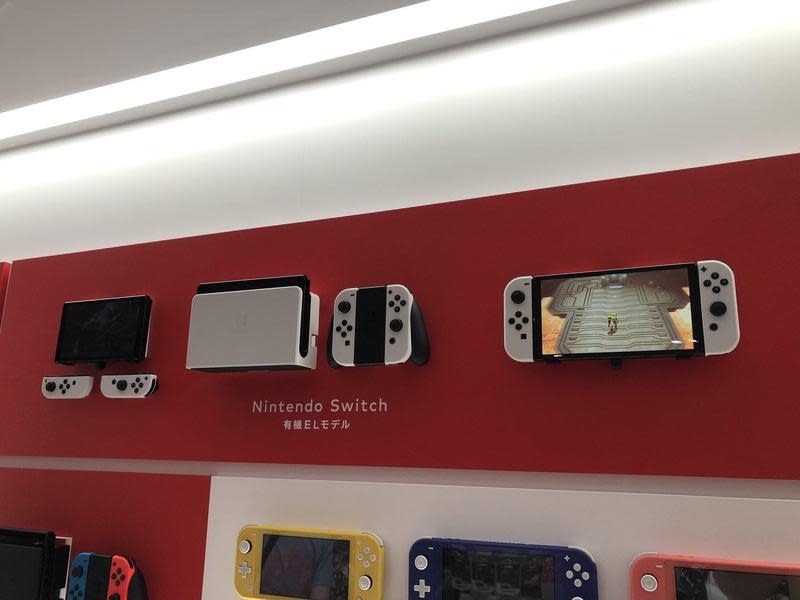 日本實體零售店展出Switch OLED，為下個月的發售暖身。（翻攝twitter@bunnagashi）