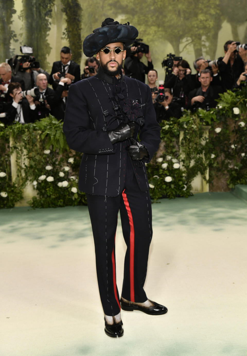 Bad Bunny llega a la gala benéfica del Instituto del Vestido del Museo Metropolitano de Arte para celebrar la inauguración de la exposición "Sleeping Beauties: Reawakening Fashion" el lunes 6 de mayo de 2024, en Nueva York. (Foto Evan Agostini/Invision/AP)