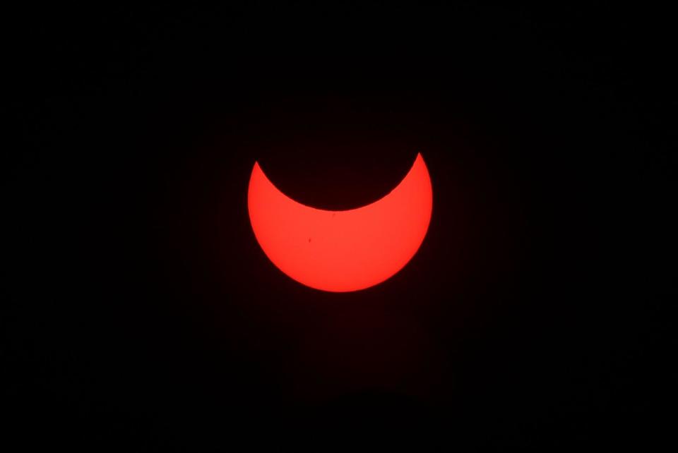Vista del eclipse desde Tegucigalpa, Honduras. Durante el fenómeno la luz del Sol adoptó varias formas curiosas. (BBC)