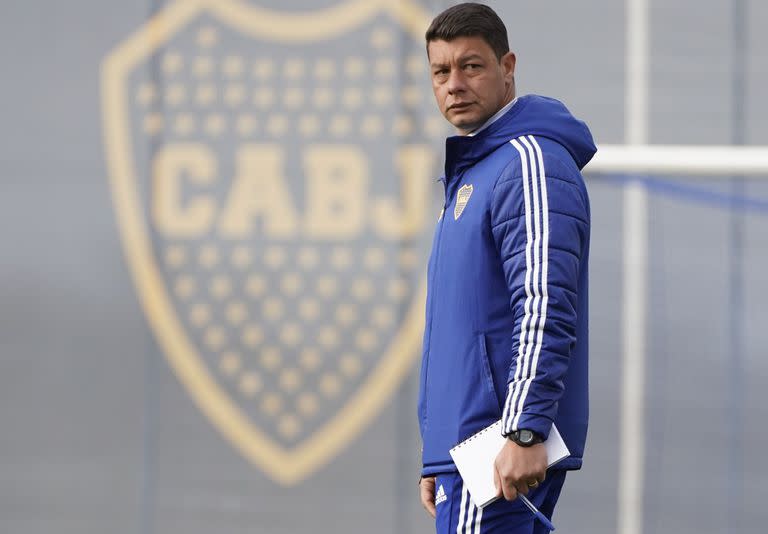 Sebastián Battaglia, DT de Boca, en uno de los entrenamientos previos al choque con Platense