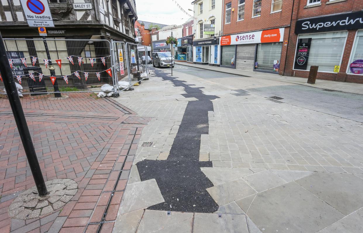 A tarmac repair onto former paving stones in Oswestry, Shropshire, has angered locals. (SWNS)