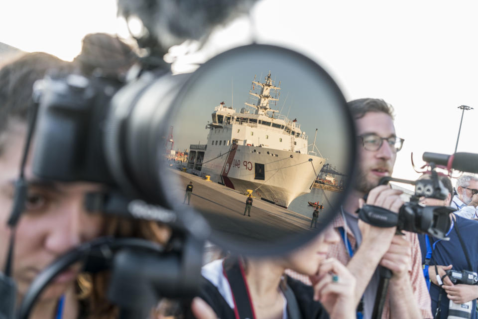 Refugees arrive in Valencia on board the Aquarius