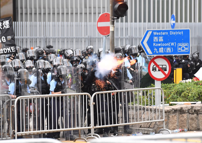香港民眾12日齊聚反送中，當地警方對抗議群眾的作法下午轉趨強硬，現場員警近4時在港府總部及立法會旁的區域及道路向抗議民眾施放催淚彈，還曾一次施放10枚。中央社記者王飛華攝　108年6月12日