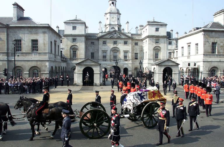 El traslado del féretro de la reina madre por Londres