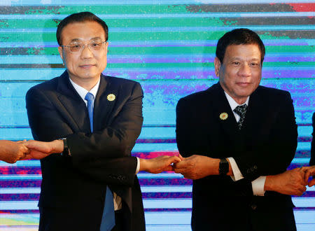 Chinese Premier Li Keqiang and Philippines President Rodrigo Duterte pose for photo during the ASEAN Plus Three Summit in Vientiane, Laos September 7, 2016. REUTERS/Soe Zeya Tun