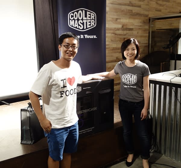 Joan Wu, general manager of Cooler Master's APAC branch, presented the first prize lucky draw winner with a bountiful loot.