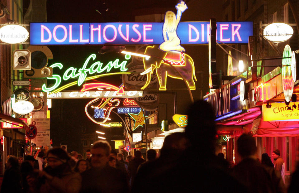 Wo so viel Reklame leuchtet, ist eine Touri-Falle meist nicht fern. Die Große Freiheit nahe der Reeperbahn. (Bild: REUTERS/Christian Charisius)