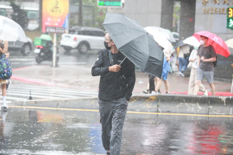 ▲受到東北季風及秋颱接連影響，宜蘭南澳西帽山去年總雨量高達12027毫米，是史上第1個突破1萬毫米的觀測站，累積雨量高度等於70杯大杯珍奶疊加起來。（圖／記者葉政勳攝，2022.09.03）