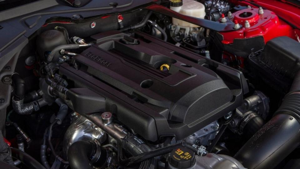 新一代Mustang首度導入2.3L直列四缸EcoBoost汽油單元，擁有媲美3.7L V6引擎的309hp/41.5kgm最大輸出。