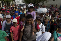 Los migrantes hondureños que intentan llegar a Estados Unidos comienzan su día saliendo de Chiquimula, Guatemala, el miércoles 17 de octubre de 2018. (AP Foto / Moises Castillo)