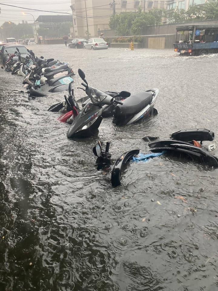 桃市議員李宗豪在臉書分享，龜山工業區興邦路有機車被淹過。（翻攝自李宗豪臉書）