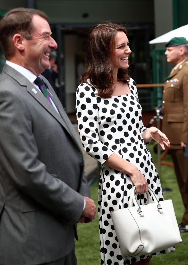 Kate beim Wimbledon-Eröffnungstag in einem Kleid von Dolce&Gabbana. Die passende Tasche trug sie auch am Finaltag. (Bild: ddp Images)