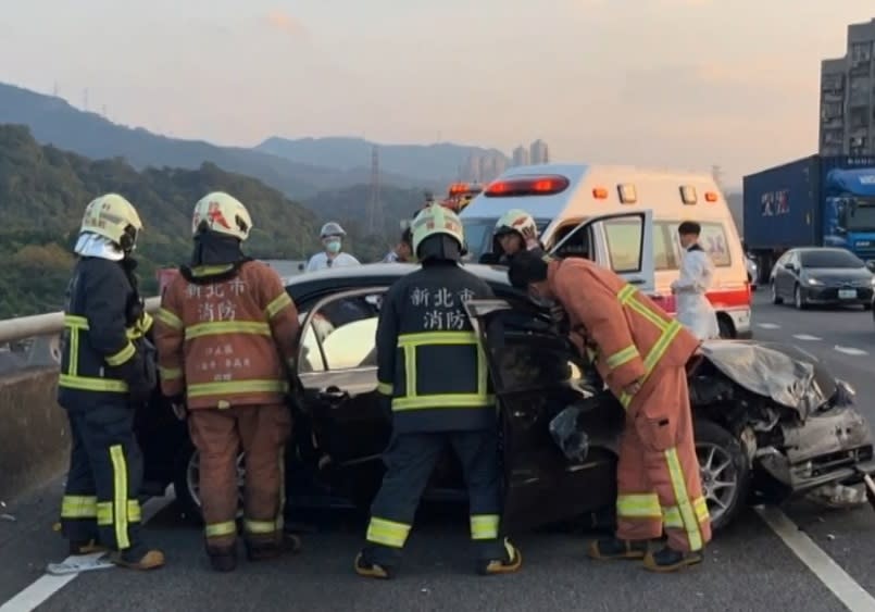 肇事黑色轎車駕駛一度受困。（圖／東森新聞）