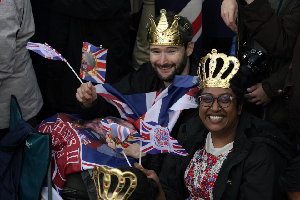 Simpatizantes reales colocados para ver la procesión de la coronación del rey Carlos III de Gran Bretaña en Londres el sábado 6 de mayo de 2023. (Foto AP/Alberto Pezzali)