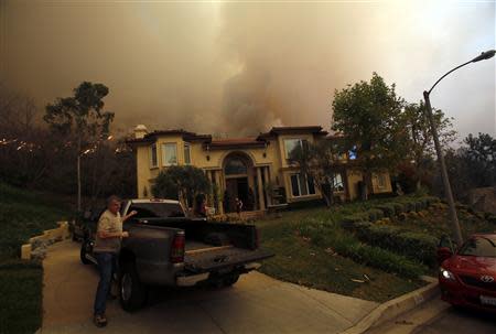 Residents evacuate their home as the Colby Fire approaches in hills above Glendora, California January 16, 2014. REUTERS/Mario Anzuoni