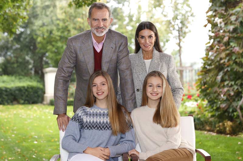 Los reyes Felipe y  Letizia con sus hijas, la princesa Leonor y la infanta Sofía