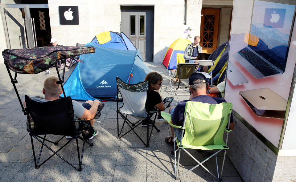 Customers wait beside their tents outside an Apple store to buy the newly released Apple iPhone 7 at Kurfuerstendamm boulevard in Berlin, Germany, September 12, 2016. REUTERS/Fabrizio Bensch