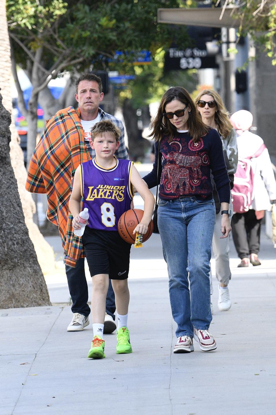 Ben Affleck, Jennifer Garner, Chloe, Sneakers, Nike, basketball