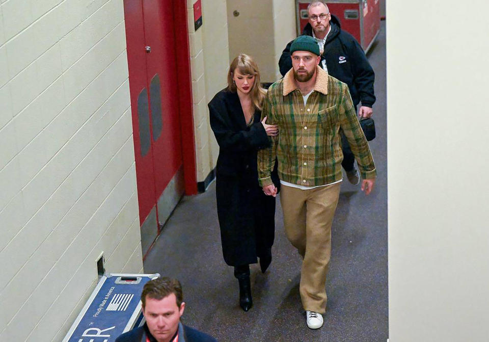 Taylor Swift y Travis Kelce se marchan después de que los Buffalo Bills derrotasen a los Kansas City Chiefs, 20-17, el 10 de diciembre de 2023, (Tammy Ljungblad/Kansas City Star/Tribune News Service vía Getty)