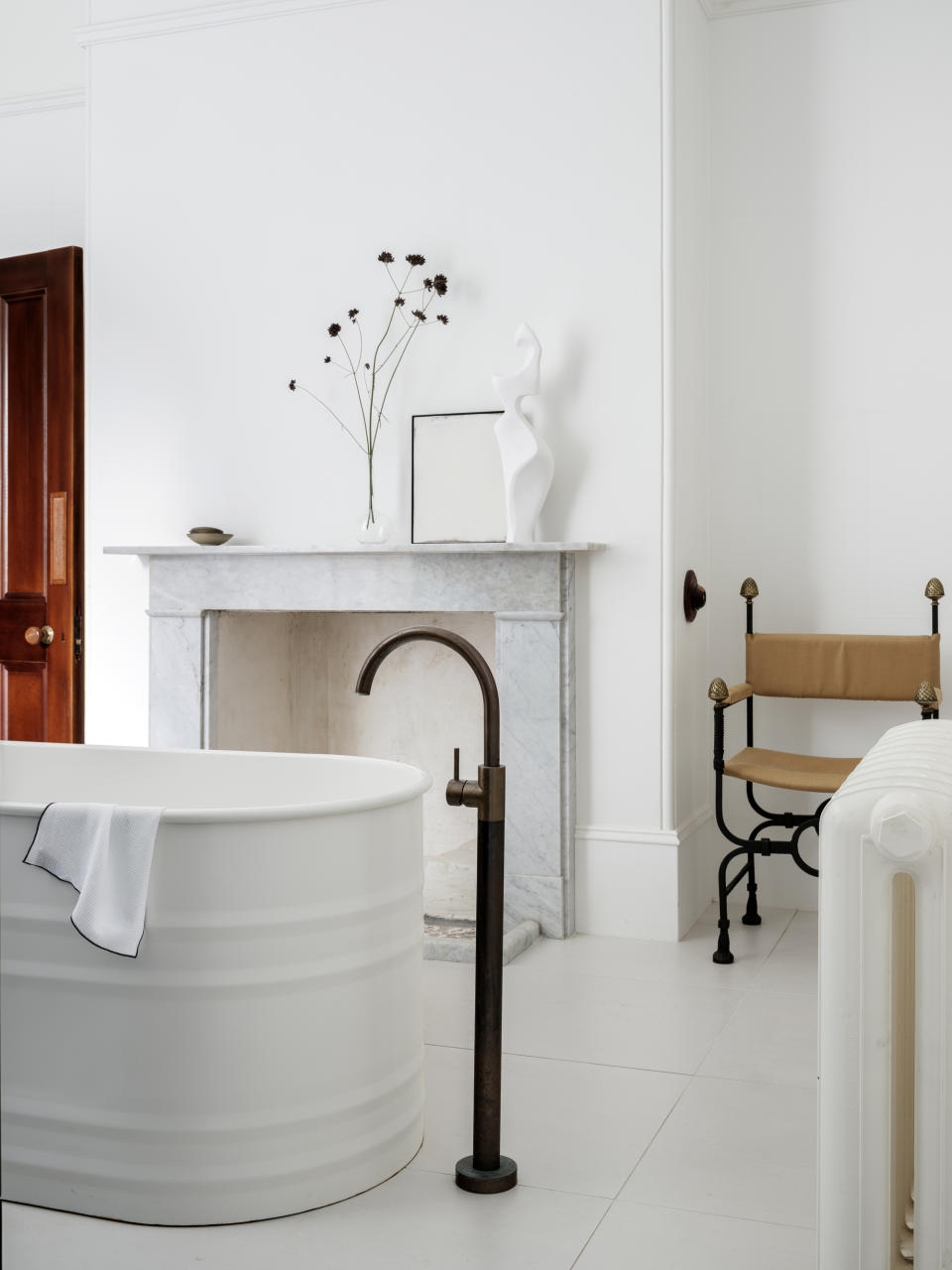 A bathroom decorated with accessories