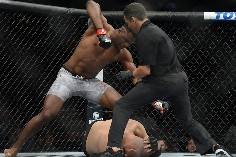 Francis Ngannou (red gloves) knocks out Cain Velasquez during their heavyweight bout at Talking Stick Resort Arena. (Joe Camporeale, USA TODAY Sports)