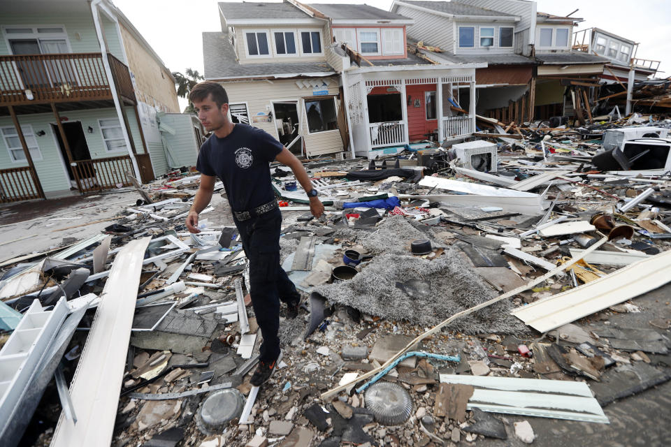 El bombero Austin Schlarb busca sobrevivientes el jueves 11 de octubre de 2018 tras el paso del huracán Michael en Mexico Beach, Florida. (AP Foto/Gerald Herbert)