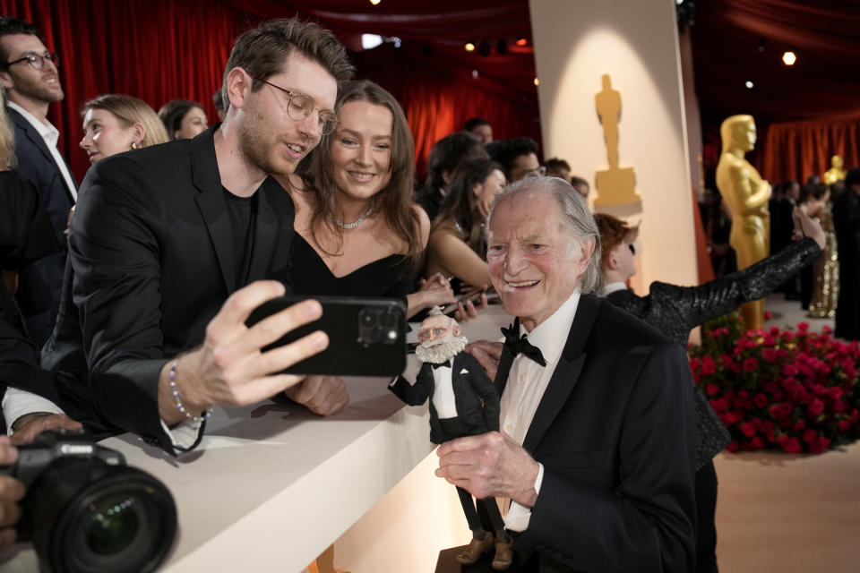 David Bradley posa para una selfie con fans en los Oscar el domingo 12 de marzo de 2023 en el Teatro Dolby en Los Angeles. (Foto AP/John Locher)