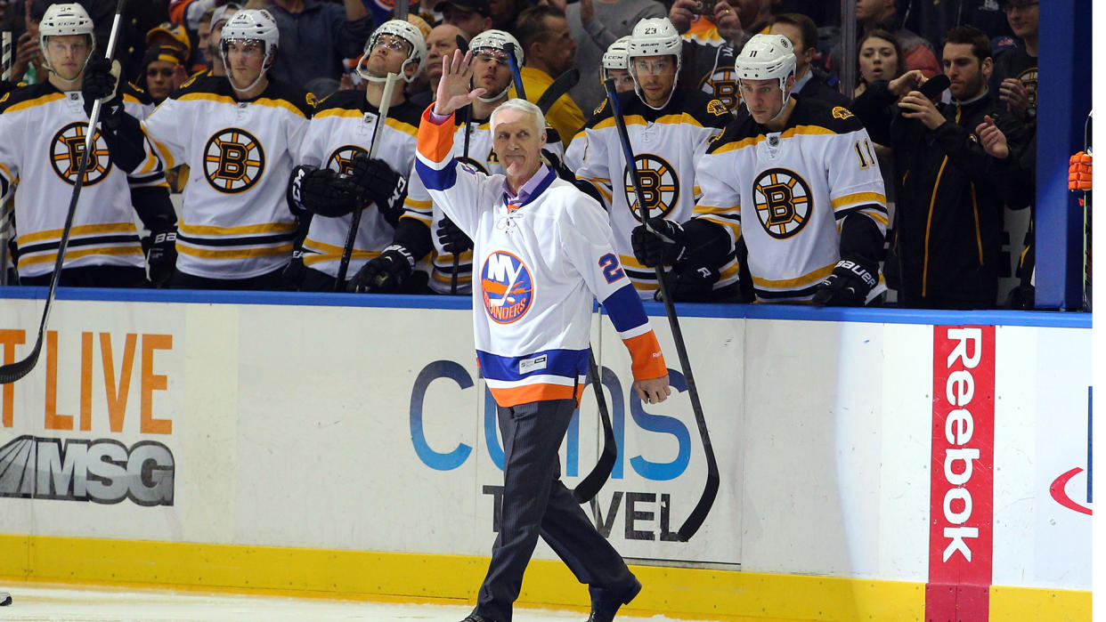 New York Islanders legend Mike Bossy is honoured before a game against the Boston Bruins. (Brad Penner-USA TODAY Sports)