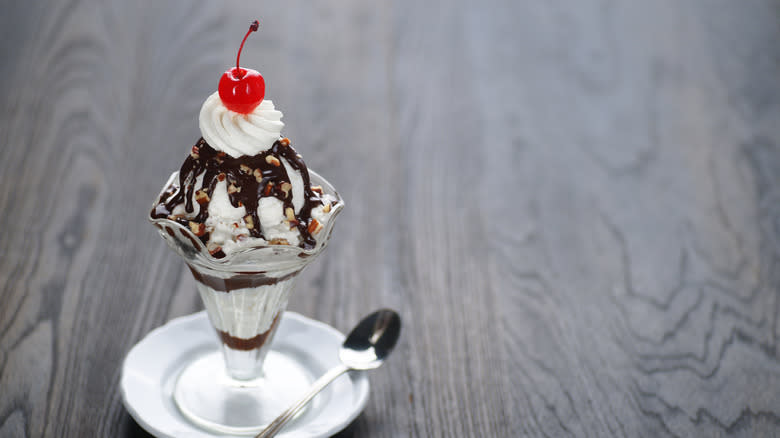 Hot fudge sundae