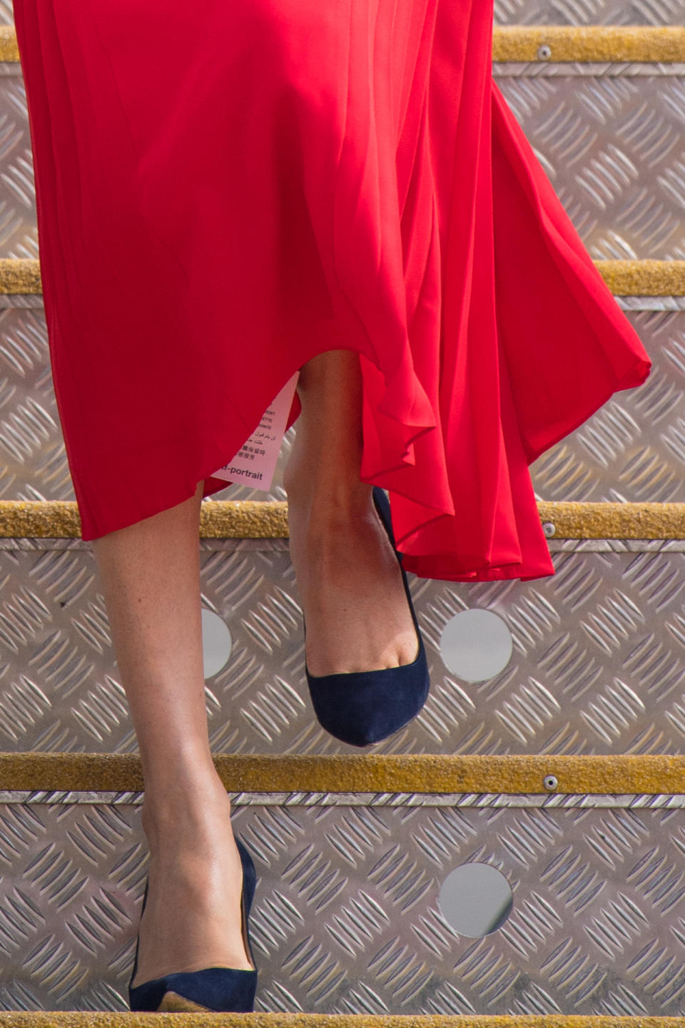 <p>Lors de son arrivée sur les îles Tonga, Meghan Markle était vêtue d’une très jolie robe rouge de la marque Self Portrait. Mais en zoomant, apparaissait l’étiquette d’origine, qui pendait au niveau de ses chevilles. Crédit photo : Getty Images </p>