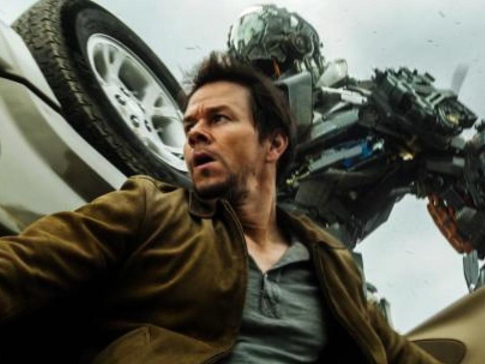 "Transformers: Ära des Untergangs": Der Tüftler Cade Yaeger (Mark Wahlberg) hat sich dem Alien Optimus Prime im Kampf gegen die Decepticons angeschlossen. (Bild: © (2016) Paramount Pictures. All Rights Reserved.)