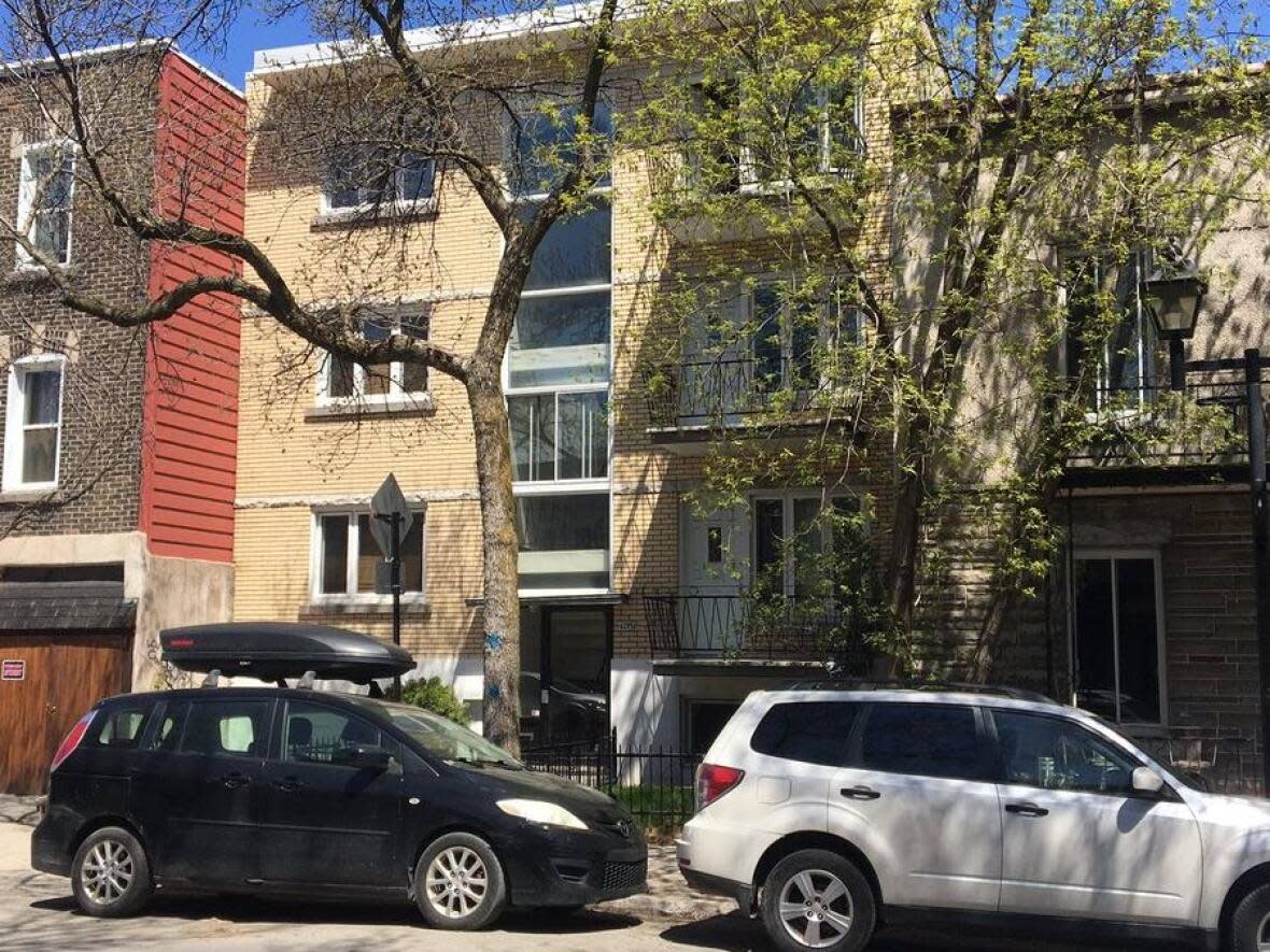 Every unit in this building on Alma St. in Montreal's Rosemont–La Petite-Patrie borough is listed on AirBnB, in an area where short-term rentals are supposed to be banned.   (Radio-Canada - image credit)