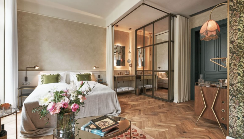 Trendy interiors channel ‘Paris golden age’ (Hotel Motto)