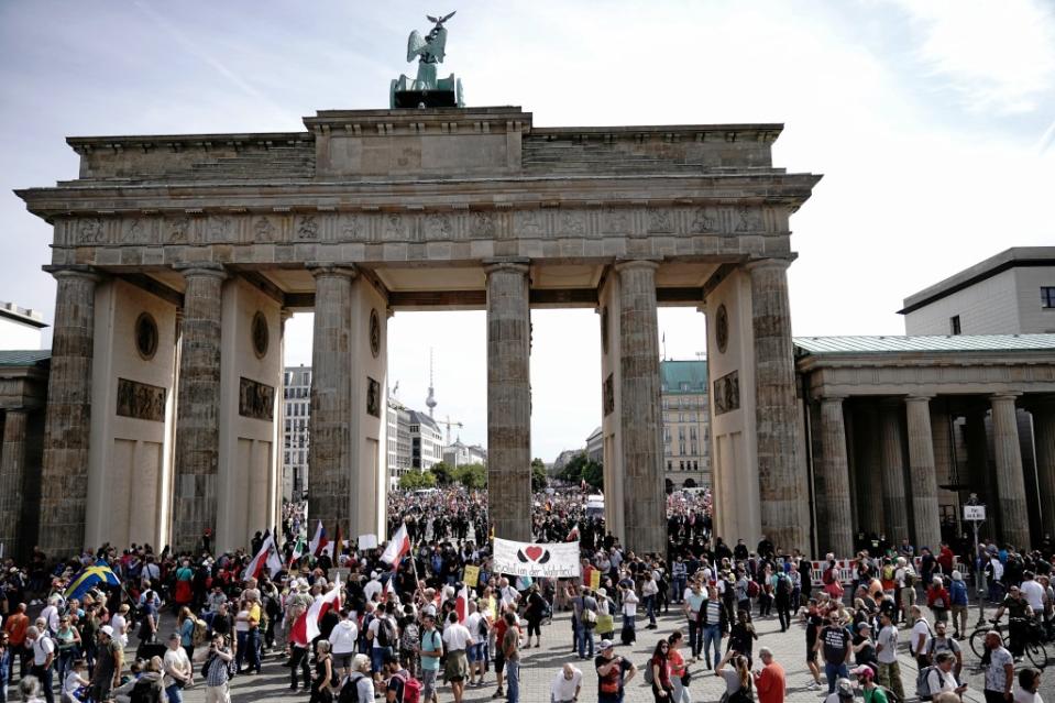 Teilnehmer einer Demonstration gegen die Corona-Maßnahmen sammeln sich am Brandenburger Tor.<span class="copyright">Michael Kappeler / dpa</span>