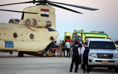 Egyptian soldiers and rescue crew transfer the body of a victim of a plane crash, from a civil police helicopter to an ambulance at Kabrit airport in Suez, east of Cairo, Egypt, October 31, 2015. REUTERS/Stringer