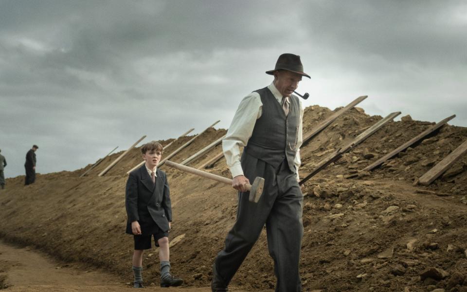 Archie Barnes with Ralph Fiennes as Basil Brown in The Dig - Netflix