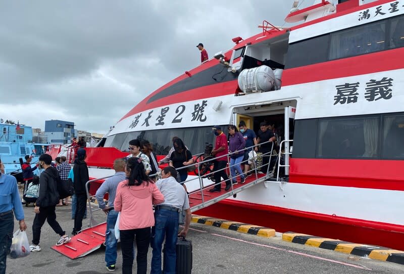 端午連假  澎湖湧人潮（2） 澎湖縣政府旅遊處表示，8日端午連假首日，澎湖湧 入1萬3202名遊客，創下今年以來人數最多的一天。 中央社  113年6月9日 