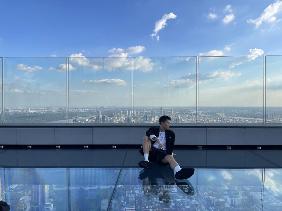 居高臨下的曼谷玻璃天空步道讓旅客彷彿置身天堂一般，盡情鳥瞰城市高樓美景。(圖片來源 | Mahanakhon SkyWalk觀景台官網)