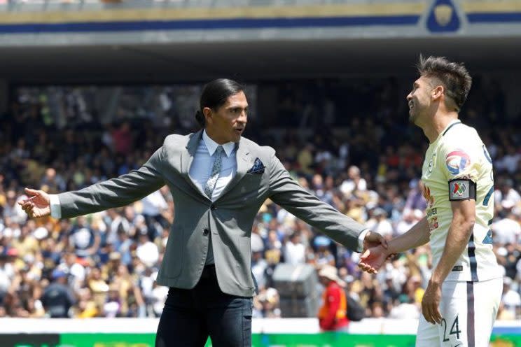 Palencia parece quejarse de la falta de Oribe en el segundo gol del América. Foto: EFE