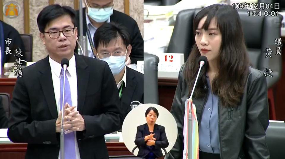 高雄市議員黃捷就中華職棒第六隊問題詢問市長陳其邁。   圖:高雄市議會直播