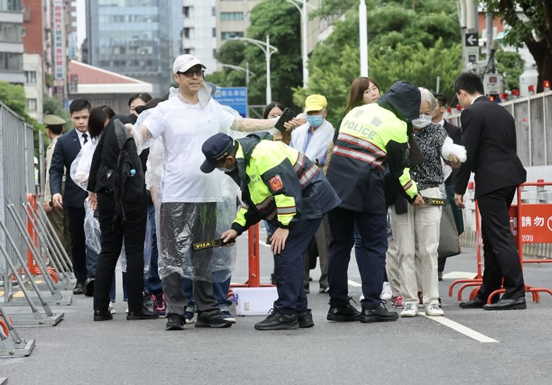 112年國慶大會10日在總統府前舉行，受邀觀禮的民眾依序通過安檢進入會場。（中央社）
