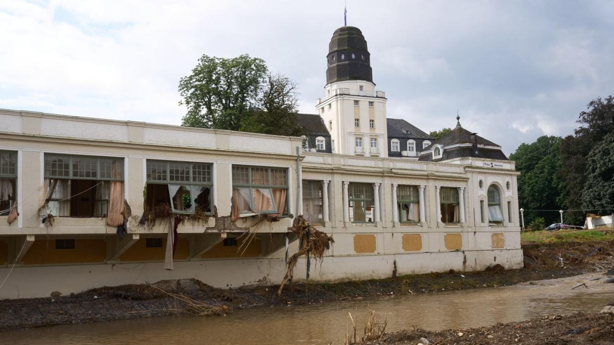Das beschädigte Kurhaus in Bad Neuenahr-Ahrweiler. Für die Region ist neuer Starkregen vorausgesagt.