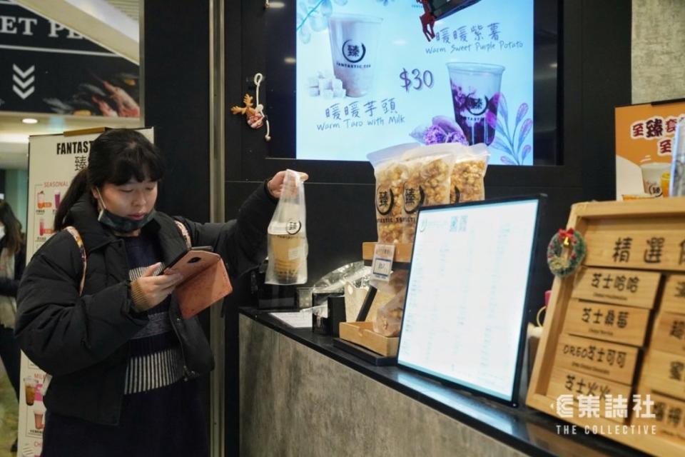 領取飲品後，她由旺角步行約 15 分鐘到何文田。