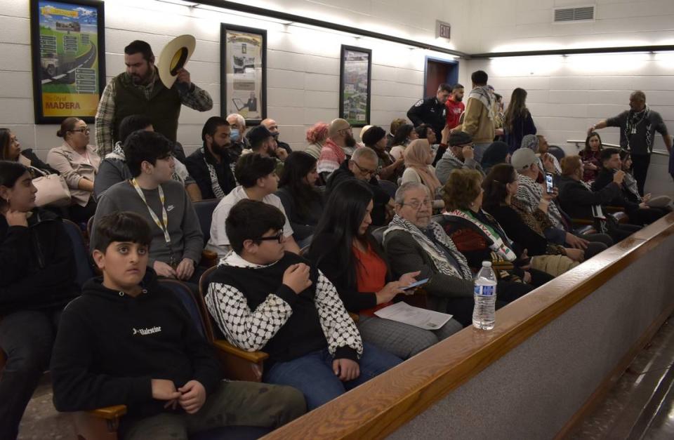 Miembros adultos y jóvenes de las comunidades palestina y musulmana abarrotan la sala del Concejo Municipal de Madera durante una reunión especial para aprobar una resolución de alto al fuego en Gaza, el miércoles 14 de febrero.