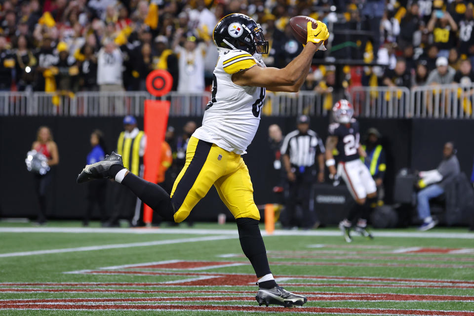 ATLANTA, GEORGIA - DECEMBER 04: Connor Heyward #83 of the Pittsburgh Steelers catches a pass for a touchdown  against the Atlanta Falcons during the second quarter of the game at Mercedes-Benz Stadium on December 04, 2022 in Atlanta, Georgia. (Photo by Todd Kirkland/Getty Images)