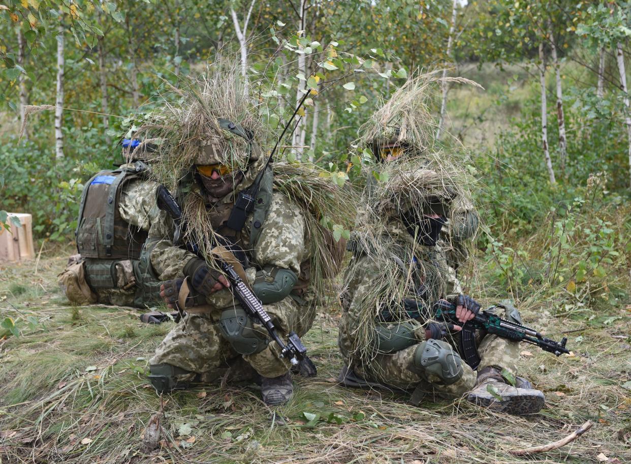 Ukrainian servicemen 