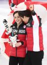 <p>Gangneung (Korea, Republic Of), 12/02/2018.- Team Canada Ice Dance pair Tessa Virtue (L) and Scott Moir celebrate after team Canada won the Figure Skating Team Event competition at the Gangneung Ice Arena during the PyeongChang 2018 Olympic Games, South Korea, 12 February 2018. (Corea del Sur) EFE/EPA/TATYANA ZENKOVICH EPA-EFE/TATYANA ZENKOVICH </p>