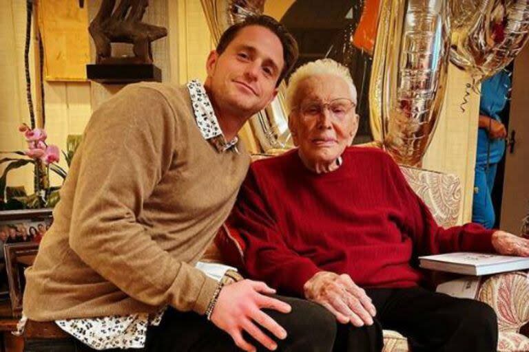 Cameron Douglas con su fallecido abuelo Kirk, durante el cumpleaños 103 del actor